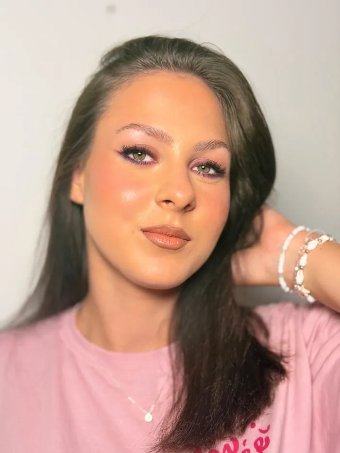 Svež soft glam sa rumenilom i nude usnama