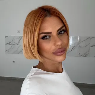 Soft glam na klijentkinji sa bakarnom bob frizurom